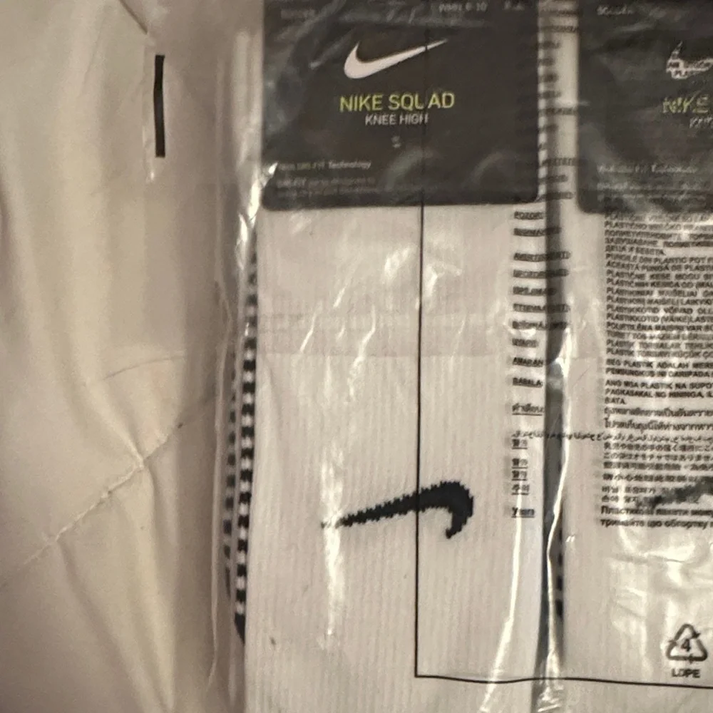 Nike Squad White Knee High Socks w/Dri Fit Technology Men 6-8 Wmn 6-10 - 6 PAIRS